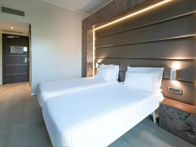 غرفة بسريرين منفصلين بشرفة، B&B Hotel Savona 6/10