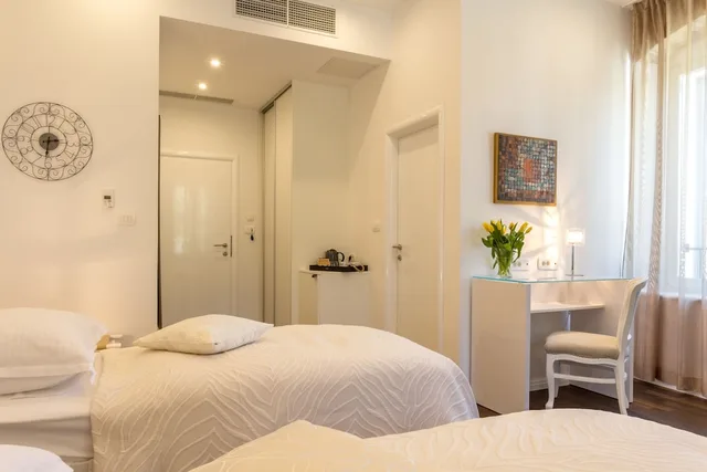 غرفة ديلوكس بسرير مزدوج أو سريرين منفصلين بإطلالة على المتنزه، Pellegrini Luxury Rooms 3/6