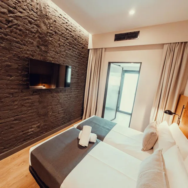 غرفة ثلاثية، Transit Hotel 3/10