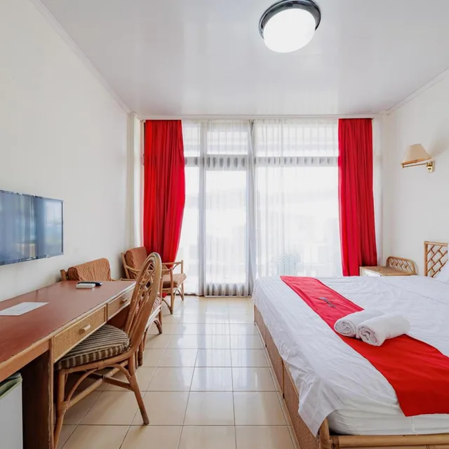 غرفة بسرير مزدوج، RedDoorz Plus near Tugu Mercusuar Anyer 4/10