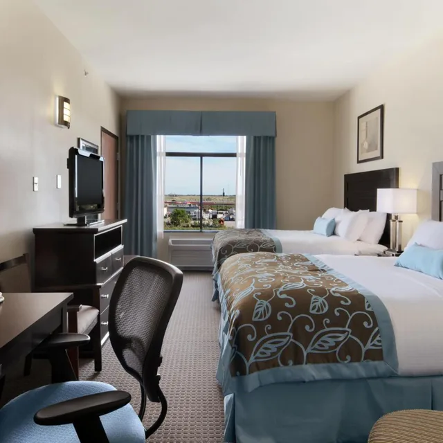 غرفة بسريرين كوين بحوض استحمام لذوي الإعاقة، Wingate by Wyndham New Braunfels 3/5