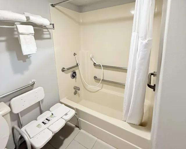 غرفة بسرير كوين لذوي الإعاقة، Rodeway Inn Winnemucca NV 4/6