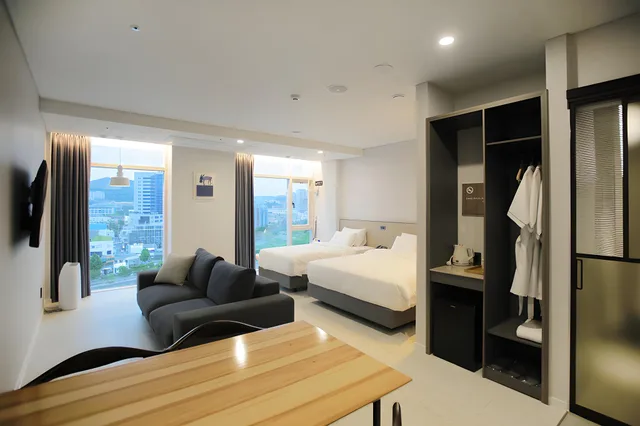 غرفة ديلوكس بسريرين منفصلين وسرير مزدوج وسرير فردي، Gwangju Culture Hotel LAAM 1/1