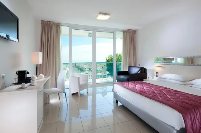 Privilege, 1 Double and 1 Single Bed, Sea Front، MERCURE RIMINI ARTIS 2/10