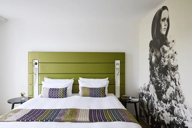 غرفة قياسية بسرير كينج وسرير كوين بإطلالة على الحديقة، Hotel Indigo Duesseldorf Victoriaplatz 4/10