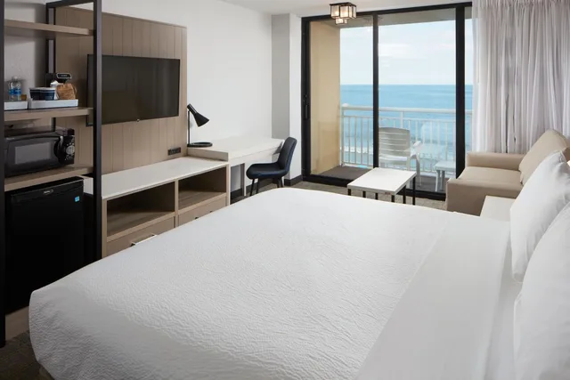 استوديو كبير بسرير كينج مع أريكة لذوي الإعاقة، Four Points By Sheraton Virginia Beach Oceanfront 2/7