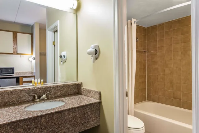 غرفة بسرير كينج بشرفة بإطلالة جزئية على البحر، Days Inn By Wyndham Virginia Beach At The Beach 2/2