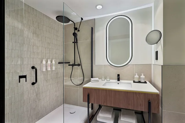 غرفة تنفيذية بسرير كينج مع أريكة، Le Meridien Paris Arc De Triomphe 3/4