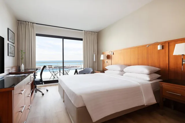 غرفة بزنس بسرير مزدوج بإطلالة على البحر بشرفة، Riviera Marriott Hotel La Porte de Monaco 3/7