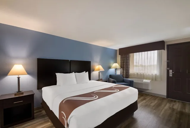 غرفة بسرير كينج لذوي الإعاقة، Quality Inn and Suites Round Rock Austin North 3/6