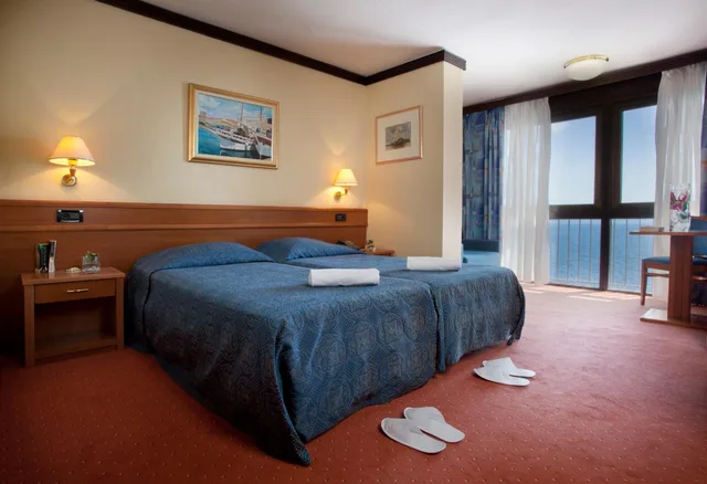 غرفة بسرير مزدوج أو سريرين منفصلين بإطلالة على البحر، Hotel Kristal 1/4