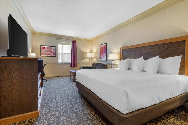 غرفة بسرير كوين مع أريكة، Best Western Parkway Inn Conference Centre 2/6