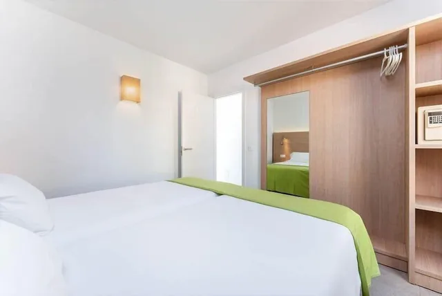 بنغل صغير بشرفة بغرفة نوم واحدة مفردة بسريرين منفصلين، Servatur Eden and Buganvillas 1/2