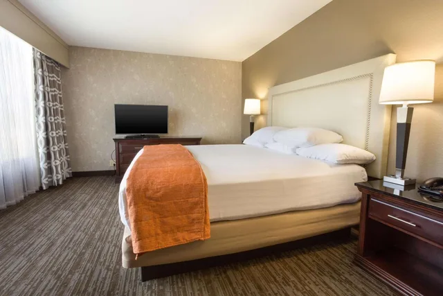 جناح بسرير كينج مع أريكة، Drury Inn and Suites Greensboro 1/2