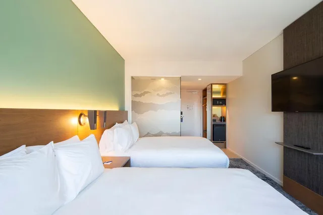 غرفة بسريرين كوين، Holiday Inn Express And Suites Queenstown 6/10
