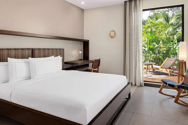 جناح بسرير كينج بغرفة نوم واحدة مع أريكة بمطبخ، Botanika Osa Peninsula, Curio Collection by Hilton 1/8