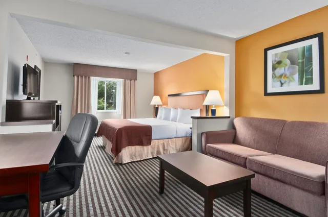 جناح استوديو بسرير كينج مع أريكة، Baymont By Wyndham Dallas / Love Field 4/5