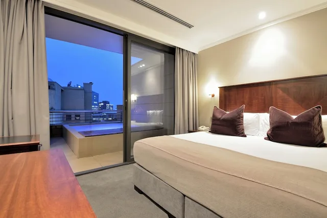بنتهاوس فاخر بسرير كينج بغرفتي نوم، The Raphael Penthouse Suites 1/5