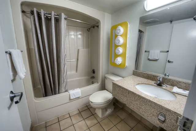 غرفة قياسية بسرير كوين، Motel6 Branford, CT - New Haven 8/8