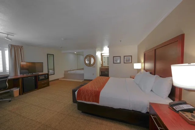 Room, King Bed, Hot Tub, Comfort Inn Santa Cruz North 2/10