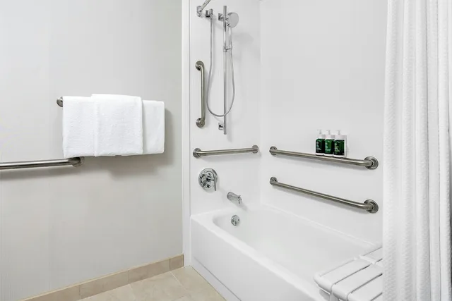Room, King Bed, Sofa, Accessible, Courtyard Pittsburgh Airport 5/6