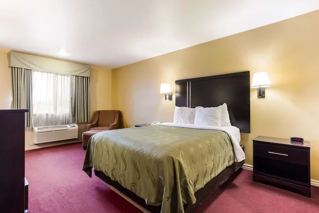 غرفة بسرير كوين، Quality Inn Airport Boise ID 2/4