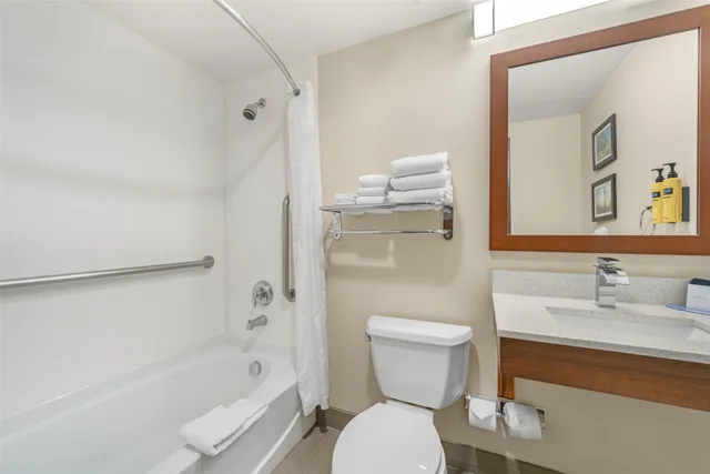 جناح كبير بسرير كينج بحوض استحمام لذوي الإعاقة، Best Western Plus Surprise-Phoenix NW 2/2