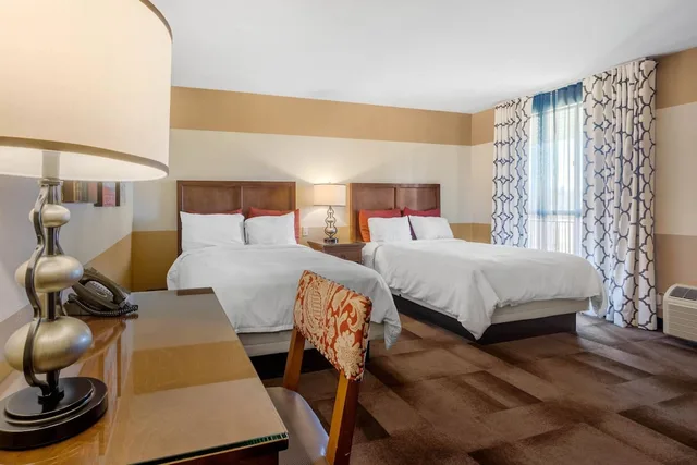Standard, 2 Double Beds, Golf Course View، Carlton Oaks Lodge, Ascend Hotel Collection 4/5
