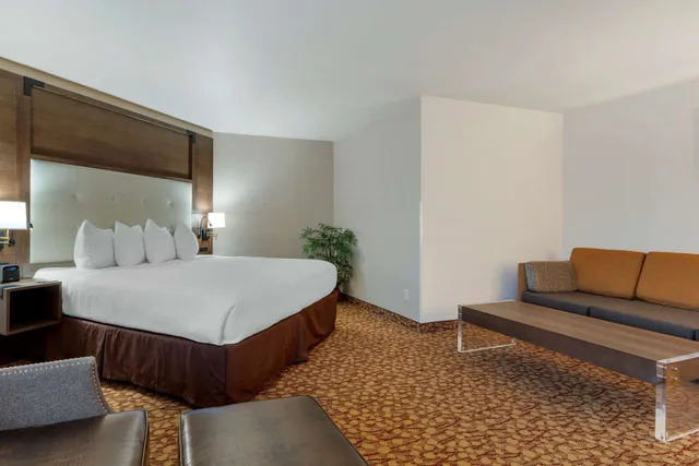 غرفة قياسية كبيرة بسرير كينج، Best Western Plus Mill Creek Inn 3/7