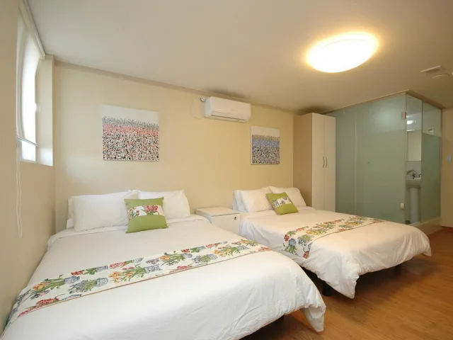 غرفة عائلية بسرير مزدوج وسرير فردي، E Residence 1/2