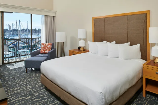 غرفة بسرير كينج بإطلالة على المرسى، DoubleTree by Hilton Hotel Berkeley Marina 1/1