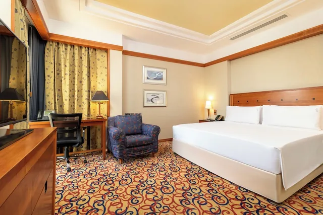 غرفة قياسية بسرير كينج بإطلالة على البحر للمدخنين، Holiday Inn Kuwait 1/6