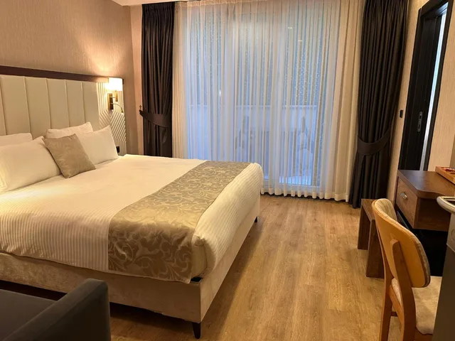 Garden Floor Balcony Room، Operla Airport Hotels, Trademark Collection by Wyndham 3/5