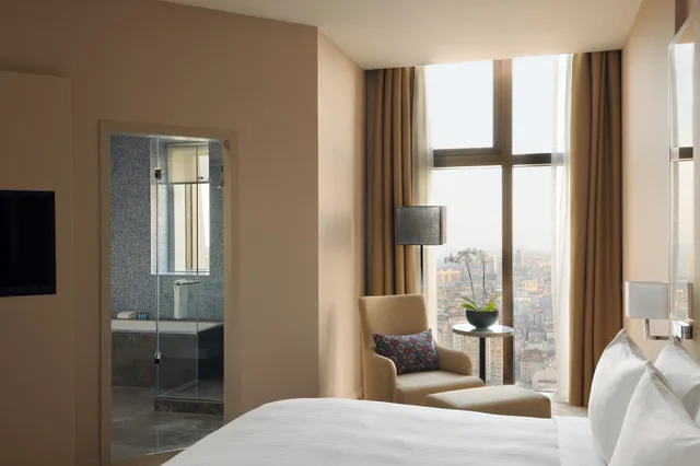 جناح تنفيذي ركني بسرير كينج مع أريكة مع دخول الصالة، Istanbul Marriott Hotel Sisli 6/6