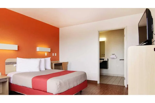 Room, King Bed, Motel6 Fort Stockton, TX 1/7