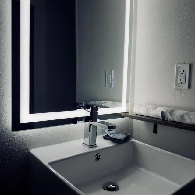 غرفة بسرير كينج بحوض استحمام لذوي الإعاقة، La Quinta Inn & Suites by Wyndham Atlanta Roswell 8/9