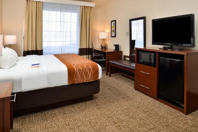 جناح بسرير كينج مع أريكة بمنطقة جلوس بحوض جاكوزي بمطبخ صغير، Comfort Inn And Suites Madison North 2/7