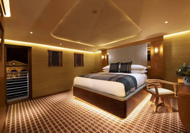 كابينة فاخرة بسرير كينج، Fingal A Luxury Floating Hotel 2/3