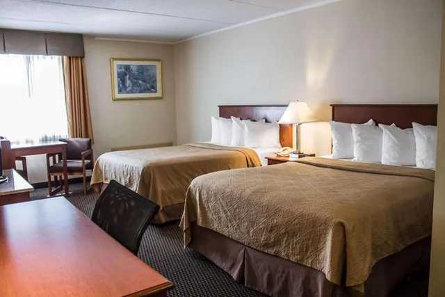 غرفة بسرير كينج وسريرين كوين لذوي الإعاقة، Rodeway Inn & Suites Youngstown 1/1