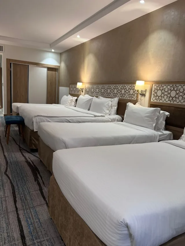 غرفة عائلية بسرير كينج وثلاثة أسرّة بغرفة نوم واحدة، فندق وأجنحة تايم ربا(TIME Ruba Hotel & Suites) 2/4