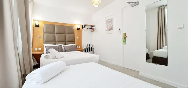 غرفة ثلاثية بسرير مزدوج وسرير فردي، Hotel De France. 1/10