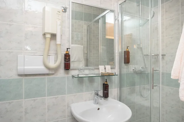 غرفة اقتصادية بثلاثة أسرّة بشرفة، Hotel Punta Vodice 8/10