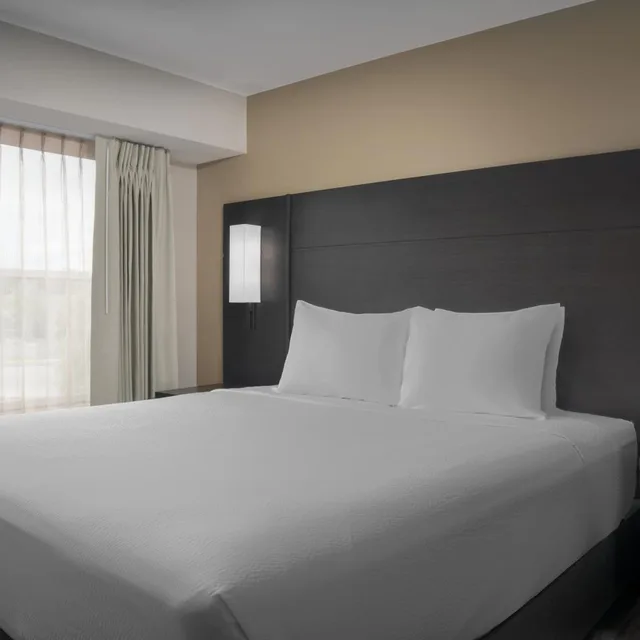 جناح بسرير كوين بغرفة نوم واحدة مع أريكة لذوي الإعاقة، Residence Inn Spokane E Valley 2/8