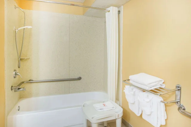 غرفة قياسية بسرير كينج لذوي الإعاقة، Super 8 by Wyndham Myrtle Beach/Market Common Area 6/7