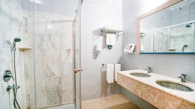 غرفة كبيرة بسرير مزدوج وسريرين منفصلين، Daima Biz Hotel 6/8