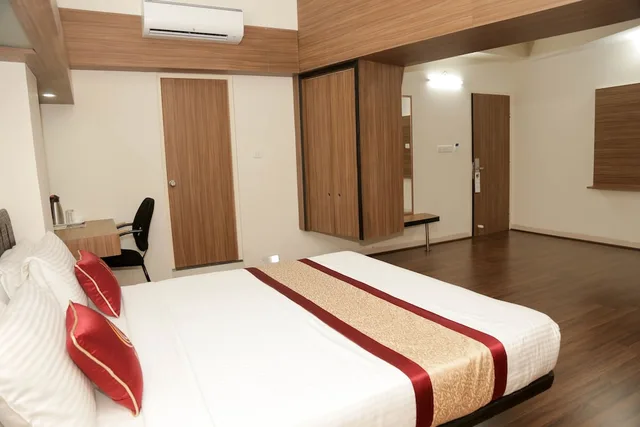 غرفة بريميوم بسرير كوين، HOTEL GRAND BEE 1/5