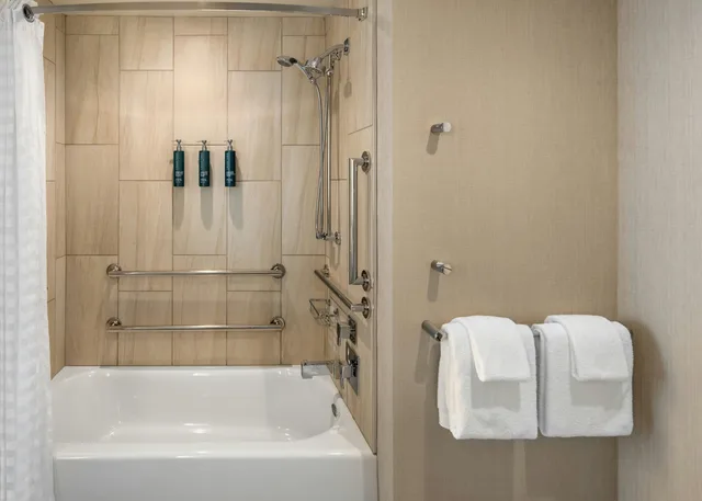 Room, King Bed, High Floor, Accessible, Hilton Cleveland Downtown 2/2