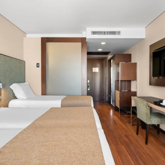 غرفة ثلاثية بشرفة، Axis Porto Business & Spa Hotel 3/10