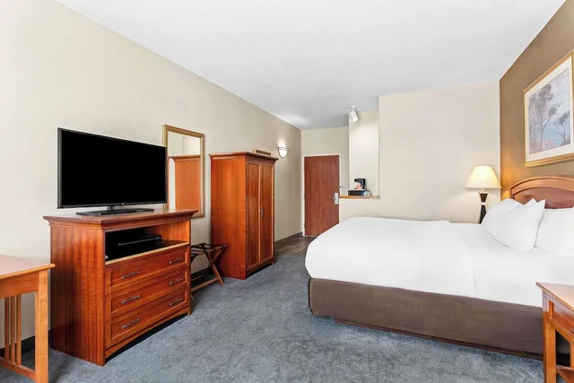 غرفة بسرير كينج لذوي الإعاقة، Comfort Inn & Suites I-25 near Spaceport America 1/3
