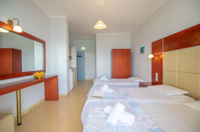 استوديو ثلاثي، Agoulos Inn 1/4